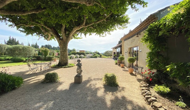 CHARMING GITE IN PROVENCE IN THE HEART OF THE VINES