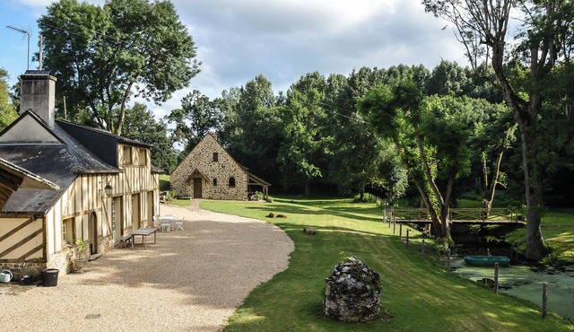 Charming gite, riverside (secure), (large) children's pool, quiet location