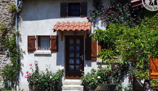 Charming gîte with WIFI and terrace, 15 min from Saint-Étienne