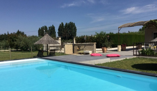 Charming Gite with contemporary decor and heated pool in Barbentane 2/3 persons.