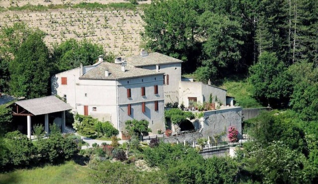 Charming gîte with swimming pool in a house full of character