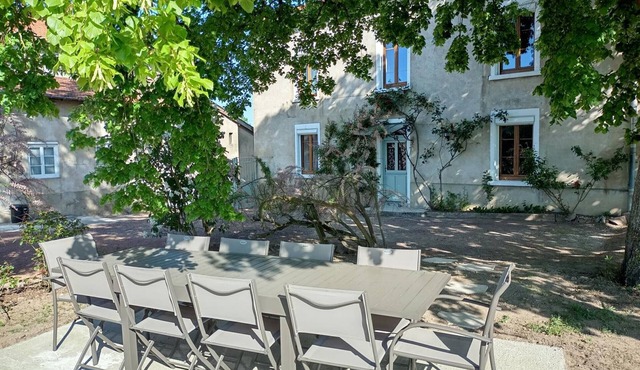 Charming Gîte with Garden, Jacuzzi, and Sauna in Neulise