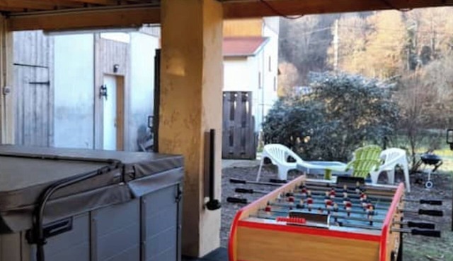 Charming gîte with jacuzzi, baby, river pond