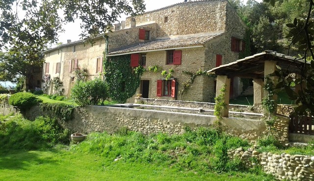 Charming gite with swimming pool and tennis court in the heart of nature
