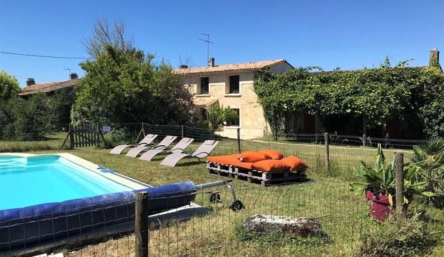 Charming gîte with swimming pool on organic wine estate