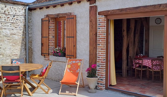 Charming Gîte with Terrace Near Loire, 4 Guests, BBQ, Private Parking