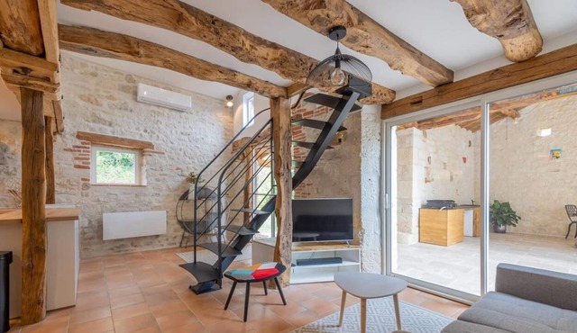 Charming gite with whirlpool bath and swimming pool amidst vineyards