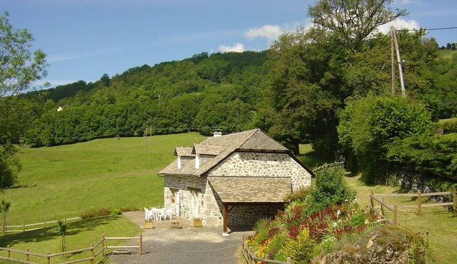 Charming gîte with wood-burning stove, near Super-Lioran, ideally located