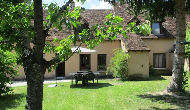 Charming Gîtes with Private Garden, Free Wi-Fi, and Fishing Pond in La Brenne Natural Park