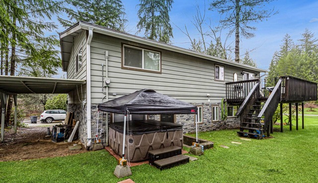 Charming golf-side stay with firepit, hot tub, grill, & pool table - W/D & AC