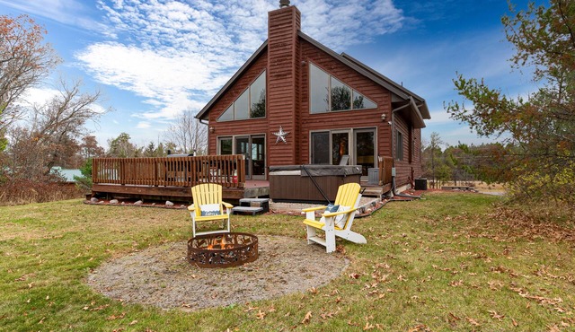 Charming Golf View Home, w/Hot tub, Sauna, Fire pit, near Lakes & Trails!