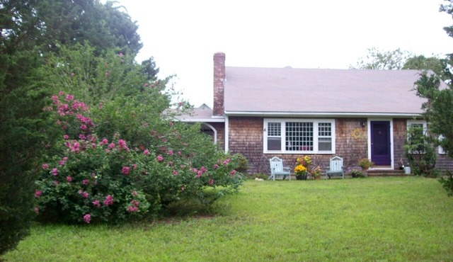 Charming, gracious cape 3 minute walk to private beach on Lagoon. Dog-friendly!