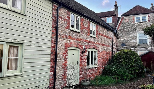 Charming Grade 2 Cottage w/Garden in Warminster