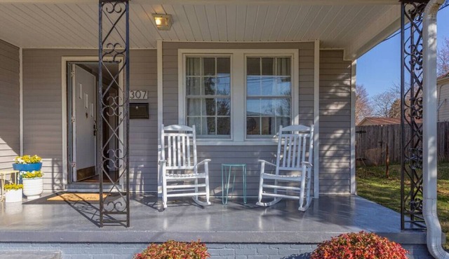 Charming Graham Getaway: Walk to Local Favorites & Retro Game Barn