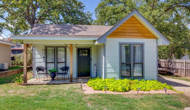 Charming Granbury Cottage Retreat w/Private Patio