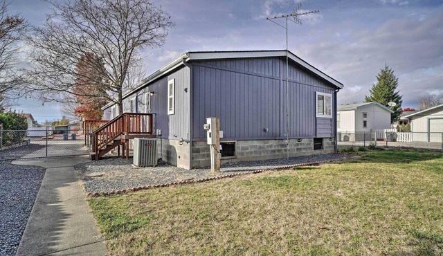 Charming Grants Pass Home w/Large Backyard!