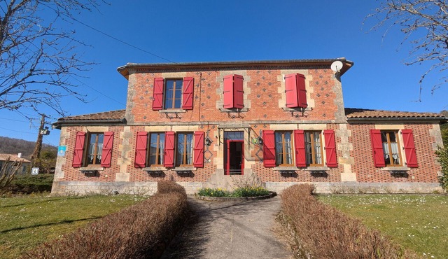 Charming Green Retreat: Spacious 3-Bedroom Cottage with Modern Amenities, Near Verdun & Reims