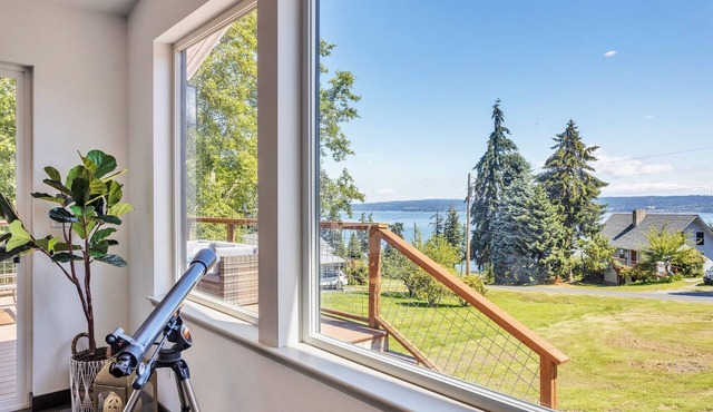 Charming Greenbank 3-BR, 5 Beds, Ocean & Mountain Views with AC, WiFi, Hot Tub