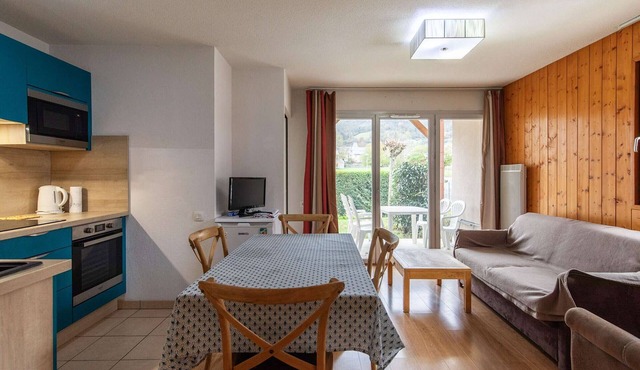 Charming Ground Floor Apartment with Garden, 2BR, Pool & Sauna Access, Luz-Saint-Sauveur