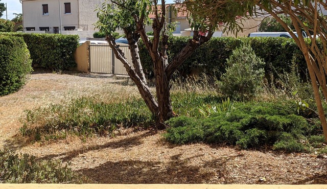 Charming Ground-Floor T2 Apartment, 300m from Beach, Port View, Parking Included, Sleeps 4.