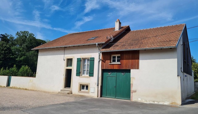 Charming Ground Floor Apartment with Private Parking and Terrace, Near Château de Lunéville