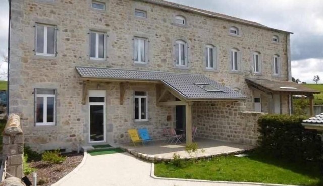 Charming Ground-Floor Cottage with Walled Courtyard in Scenic Hiking Area