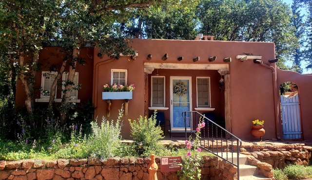 Charming Guesthouse for 2 by Pikes Peak with Mtn Views and 5 Star Reviews!