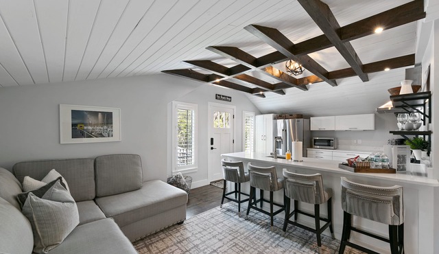 Charming Guest Cottage + Private Beach Access!