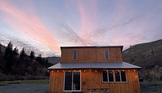 Charming Guest Cabin Nestled on Stunning 30-acre Vineyard near Lake Chelan