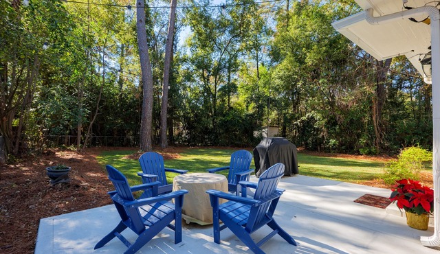 Charming Guest Favorite Fenced yard Close to SGMC & VSU Luv Pets Gas Fire Pit