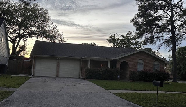 Charming guest house just built in delightful se Houston AC internet included