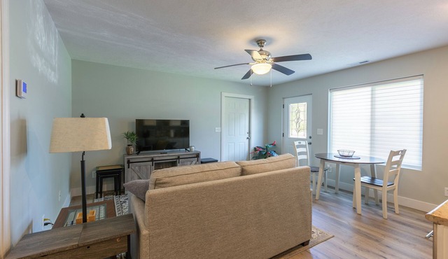 Charming guest house on private property in quiet part of Ozark