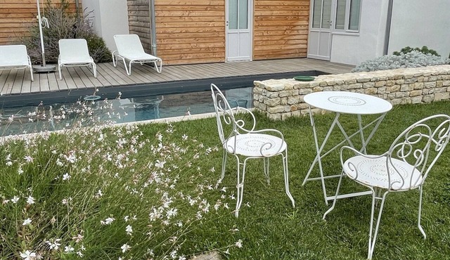Charming guest house plus independent bedroom with private pool on the Ile de Re