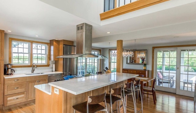 Charming guest house set on horse farm, walk to downtown Edgartown