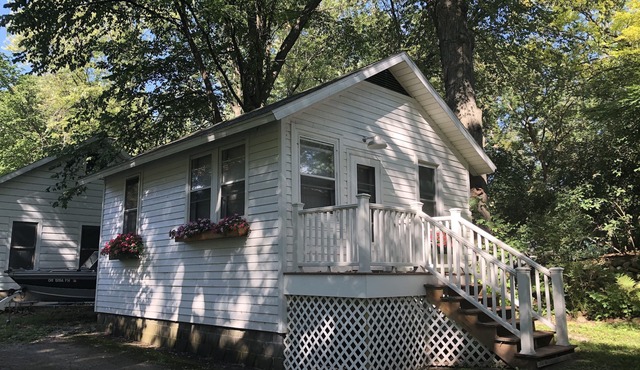 Charming guest house on 1.5 acre lake front property