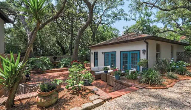 Charming Guest House at Live Oaks on the Bayou
