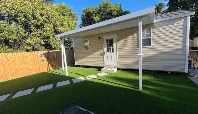 Charming Guest House in Lake Worth Beach with all amenities and near the Beach.
