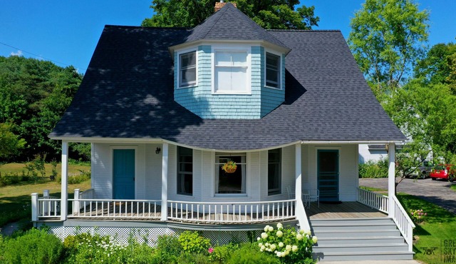 Charming guesthouse at historic Sunset Lodge