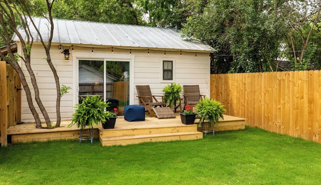 ❤Charming Guesthouse downtown w/yard, deck, bikes & FIREPIT
