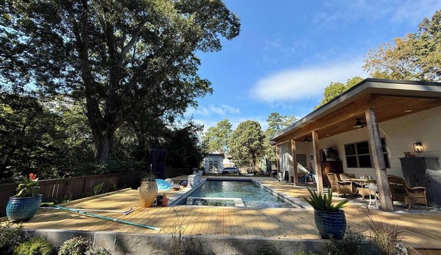 Charming guesthouse in Atlanta near East Lake Golf Course w/hottub & pool