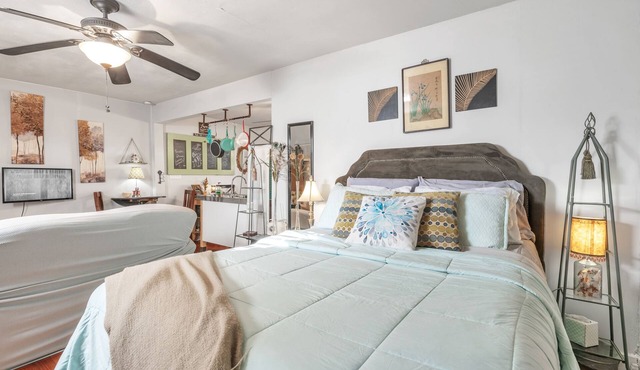 Charming Guesthouse in Heart of Waxahachie w/Dedicated Entry & Private Parking