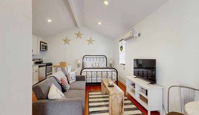 Charming guesthouse with full kitchen, private entrance & fenced patio