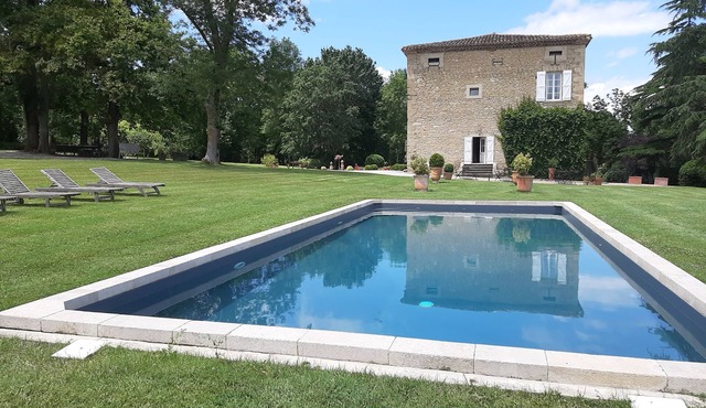 Charming house in a beautiful wooded park/outbuilding/protected swimming pool