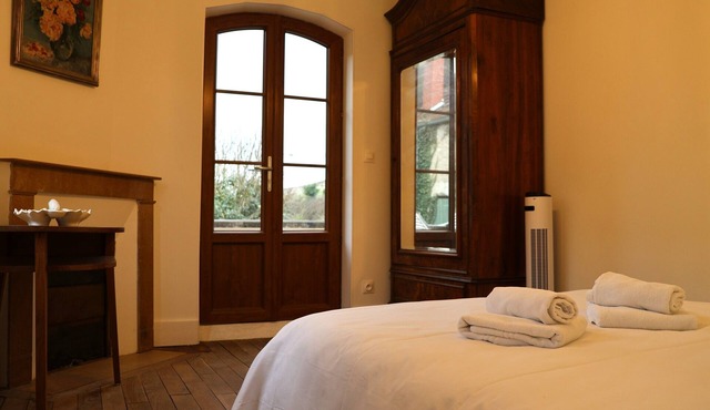 Charming House at the Foot of the Ramparts in the City Center, Courtyard, Balcony