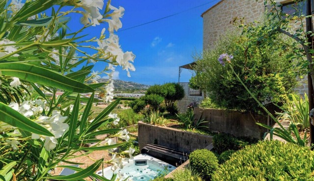 Charming house, 100 m² with garden