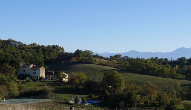 Charming hamlet surrounded by nature with swimming pool, tennis, horse riding .