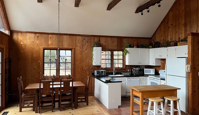 Charming Hamptons Cape Cod - Pool, Hot Tub, Close to Harbor/Bay Beaches