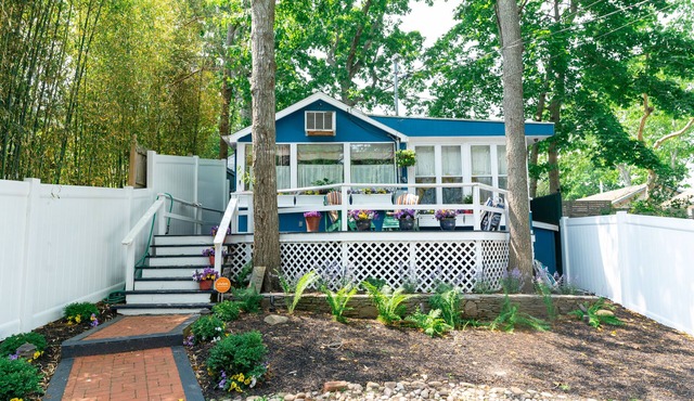 Charming Hamptons cottage with private deck & full kitchen - walk to beach