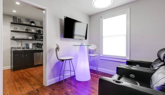 Charming, Happy 1-Bed Oasis: RVA Retreat Awaits!
