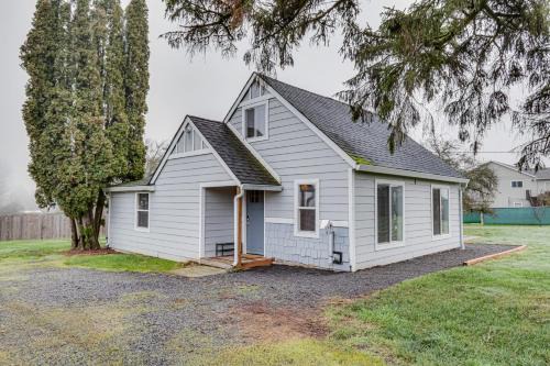 Charming Happy Valley Home 13 Mi to Portland!